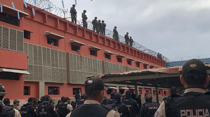 Agentes de la Policía y militares ingresaron al centro penitenciario para retomar el control, tras los incidentes violentos del 2 de septiembre. Foto: Twitter Policía Ecuador