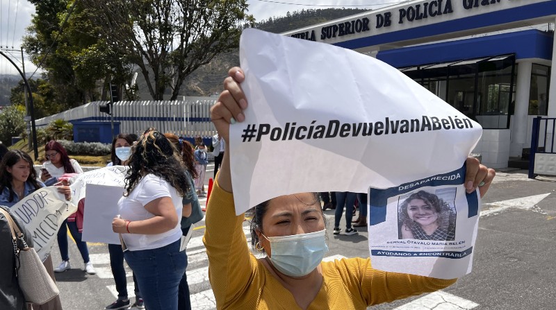 Familiares y amigos de María Belén Bernal realizaron un plantón en la Escuela Superior de la Policía. Foto: Patricio Terán / El Comercio