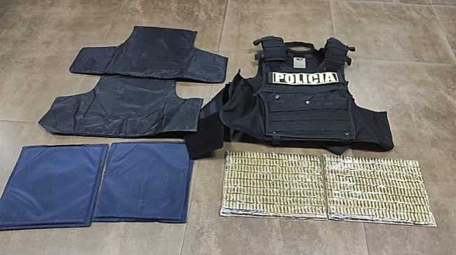 Los policías intentaron ingresar municiones al Centro de Rehabilitación de Cotopaxi camuflados en chalecos. Foto: Fiscalía