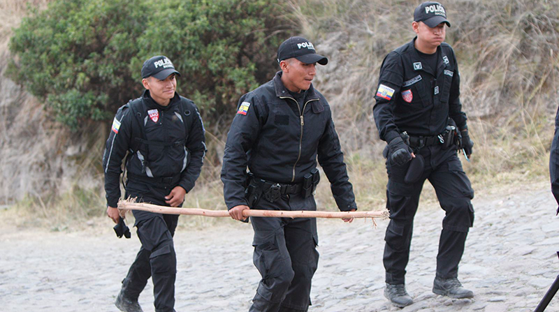Policías participaron en la búsqueda del cerro Casitagua este 21 de septiembre. Foto: Carlos Noriega / EL COMERCIO