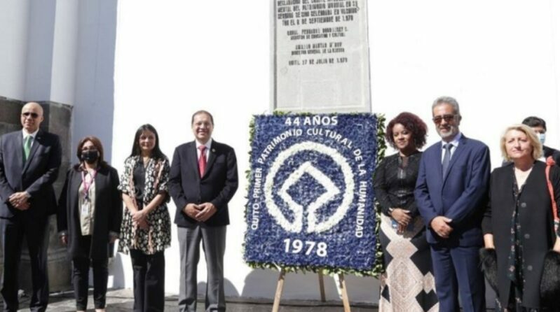 El Municipio de Quito otorgó un arreglo floral en conmemoración del aniversario de la Declaración de la ciudad como Patrimonio Cultural. Foto: Cortesía Municipio de Quito.