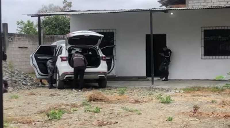 Agentes policiales durante la inspección de la casa y el vehículo. Foto: Captura de video