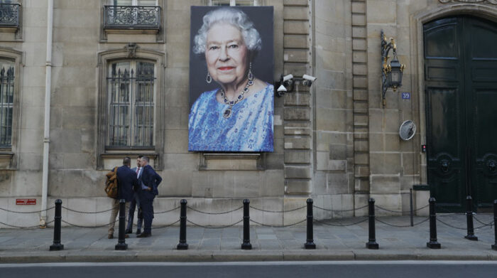 Un retrato de la reina Isabel II fue expuesto en la Embajada británica en París, luego de la noticia de la muerte de la monarca. Foto: EFE