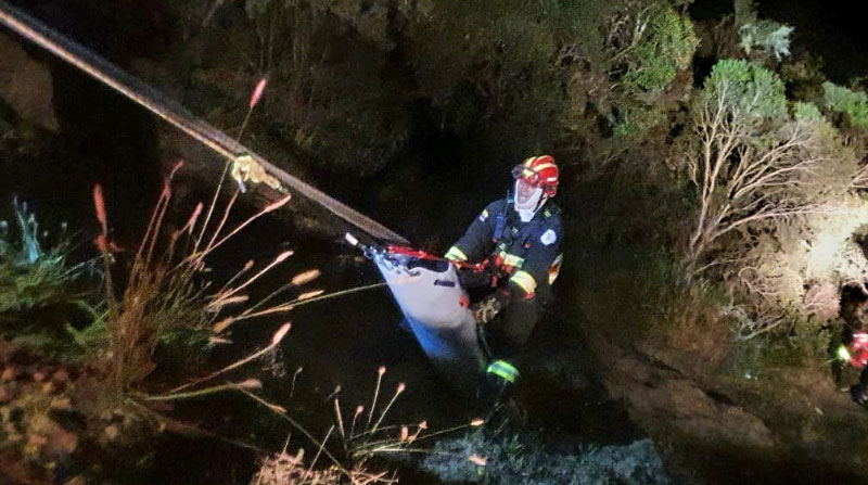 Los socorristas descendieron a la quebrada para rescatar a las víctimas que cayeron en un auto desde un mirador en Pululahua. Foto: Twitter Bomberos Quito