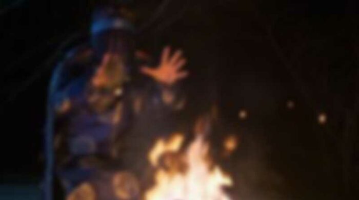 Imagen referencial. Un presunto chamán incendio a un hombre de Riobamba durante un ritual. Foto: Freepik