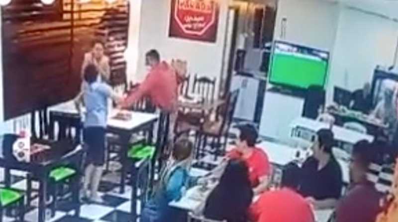 Un niño salva a su madre de ser asaltada en un restaurantes. Foto: Captura de video Twitter @amartinezecu