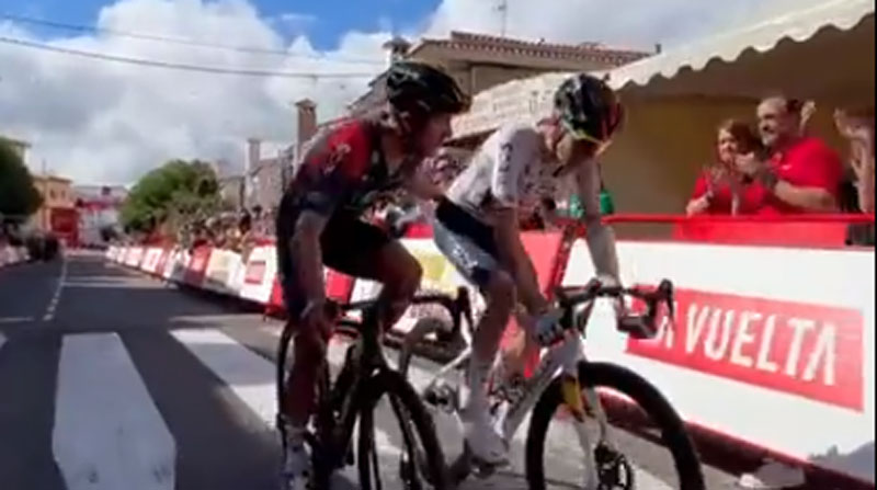 Richard Carpaz (izq.) y Carlos Rodríguez. ambos del Ineos, después de cruzar la meta en la etapa 18 de la Vuelta a España. Foto: captura de pantalla