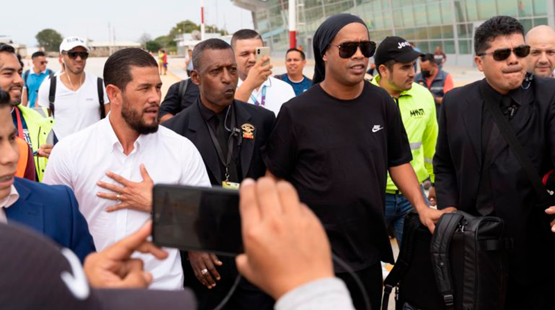 Ronaldinho durante su llegada al aeropuerto Eloy Alfaro de Manta. Foto: Tomada de El Diario de Manabí