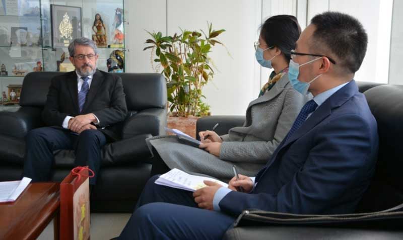 El ministro de Salud, José Ruales, se reunió con Chen Feng, consejero de la Embajada de la República Popular China. Foto: Twitter Ministerio de Salud