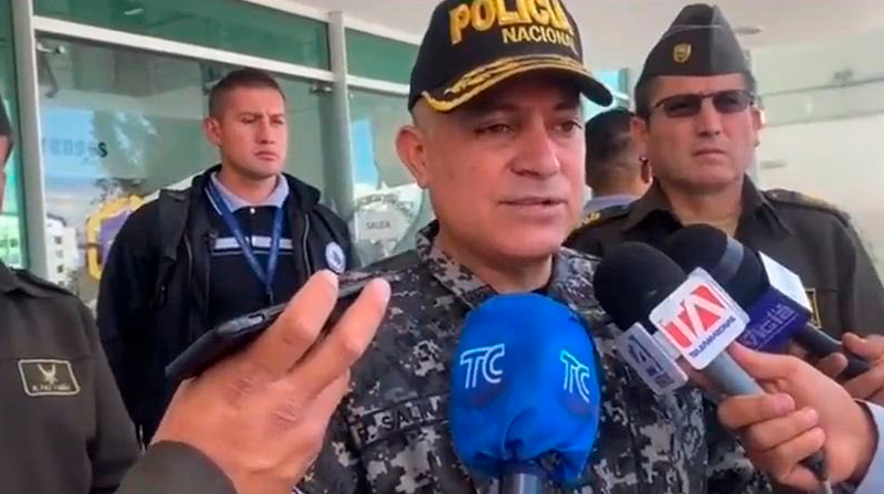 El comandante de la Policía, Fausto Salinas, en declaraciones a la prensa. Foto: Twitter @ECUADORCHEQUEA
