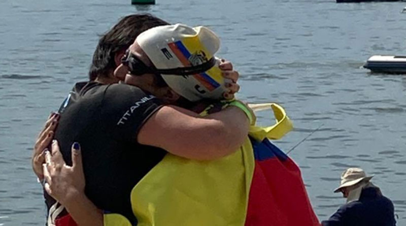 Sara Palacios se abraza con su madre al completar el reto en Nueva York, el 8 de septiembre del 2022. Foto: Twitter @diegoegas