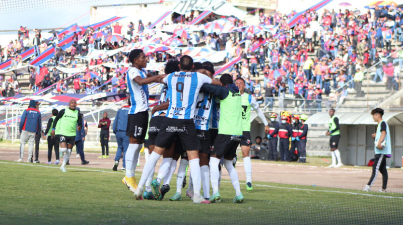 Jugadores del Deportivo Quito festejan un gol ante Dunamis 04 en el estadio Olímpico de Tulcán. Foto: Twitter @SDQuito_Oficial
