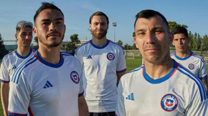 Jugadores de Chile lucen su camiseta alterna para los próximos partidos. Foto: Twitter @ANFPChile