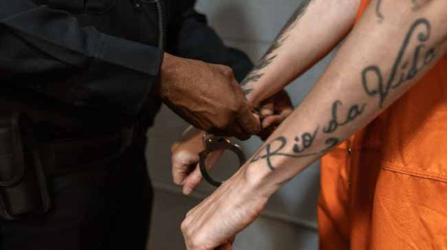 Imagen referencial. Los tres hombres fueron sentenciados a 29 años de prisión por haber violado a una joven de 21 años. Foto: Fiscalía