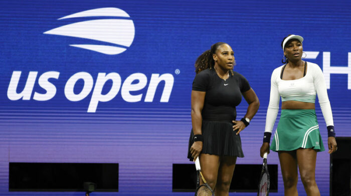 Serena Williams (izq.) y Venus Williams en el Abierto de Estados Unidos 2022. Foto: EFE