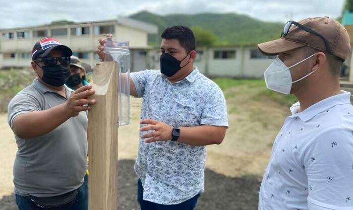 Técnicos ponen a punto los equipos del sistema que se usará para los ejercicios de prevención en caso de un terremoto y tsunami. Foto: cortesía SNGR