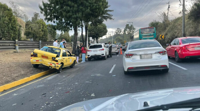 El taxi quedó detenido sobre el parterre de la autopista General Rumiñahui, luego del siniestro vial con dos autos particulares. Foto: Cortesía Pedro Luis Tasambay