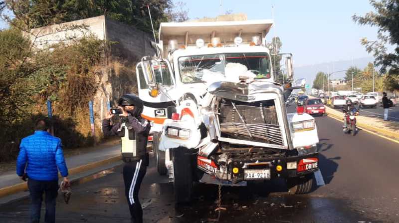 Debido a un siniestro de tránsito en la avenida Oswaldo Guayasamín se cierran de dos carriles en sentido Cumbayá - Pifo. Foto: Cortesía AMT