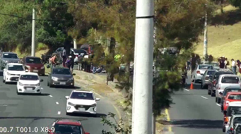 Dos carriles de la av. Mariscal Sucre fueron cerrados al tránsito, luego del siniestro vial a a la altura del teleférico. Foto: Twitter ECU 911