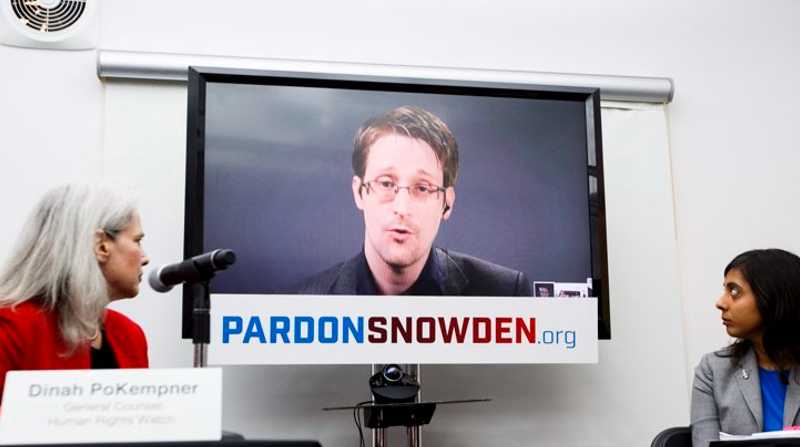 Una pantalla muestra al exanalista de la CIA Edward Snowden en videoconferencia desde Moscú durante una rueda de prensa en Nueva York en septiembre de 2016. Foto: EFE/Justin Lane