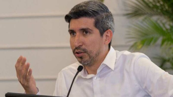 El director general del Servicio de Rentas Internas (SRI), Francisco Briones, anunció que el Gobierno analiza reducción de impuestos. Foto: Twitter @SRIoficialEc