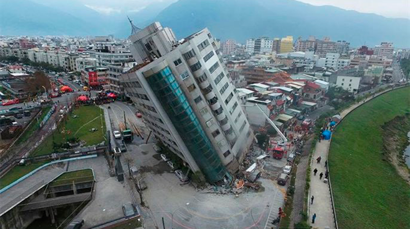Imágenes muestran a un edificio colapsado debido al terremoto en Taiwán. Foto: Twitter @EjercitoBlanco_