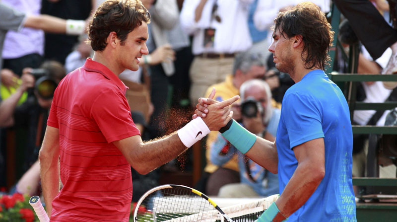Rafael Nadal y Roger Federer saluda tras la final del Roland Garros el 5 de junio del 2011. Foto: Reuters