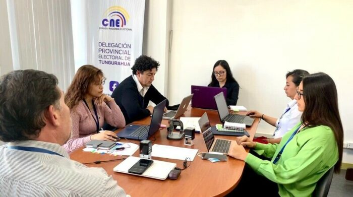 Los funcionarios de la Delegación Provincial Electoral de Tungurahua trabajan en los procesos de revisión y validación de las candidaturas. Foto: cortesía
