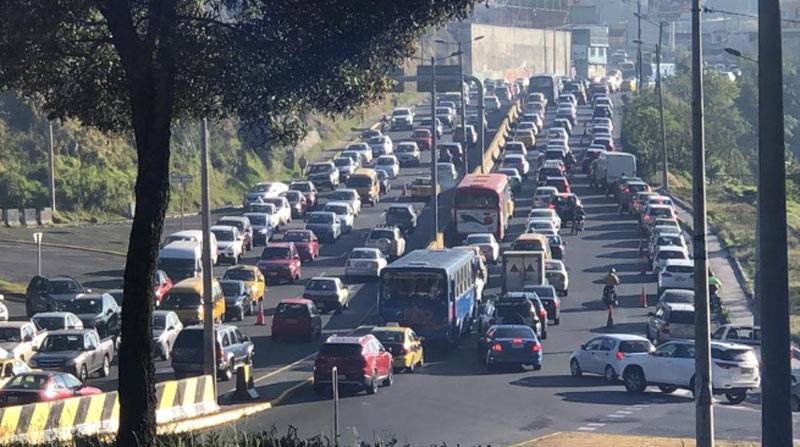 Las filas de vehículos coparon sectores como El Trébol, en el centro de Quito. Foto: Diego Pallero/ EL COMERCIO