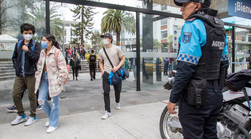 Luego de las alertas por robos a estudiantes universitarios, el Municipio dispuso despliegue de guardias en exteriores de esos centros de educación superior en Quito. Foto: Carlos Noriega/ EL COMERCIO