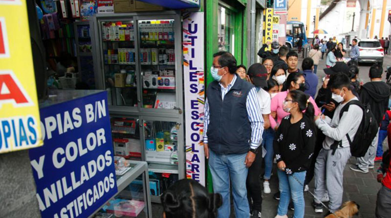 Los padres de familia hacían filas para comprar los útiles escolares en locales del Centro Histórico de Quito. Foto: Patricio Terán/ E COMERCIO