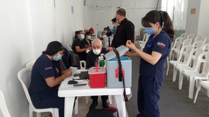 Ciudadanos en Quito acudieron para vacunarse y prevenir el contagio de covid-19. Una de las razones es trabajar con tranquilidad. Foto: Carolina Vasco / EL COMERCIO