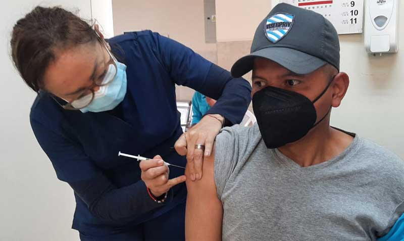 El centro de salud de San Antonio de Pichincha fue uno de los puntos habilitados en la minga de vacunación. Foto: Twitter Coordinación Zonal 9