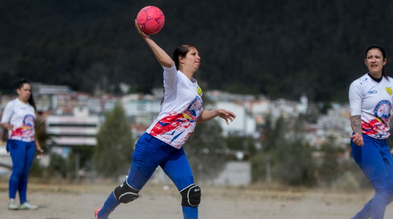 El kickingball es un deporte de bajo impacto, que se puede jugar a cualquier edad. Permite a las mujeres mantenerse en actividad.  Foto: Carlos Noriega / El Comercio