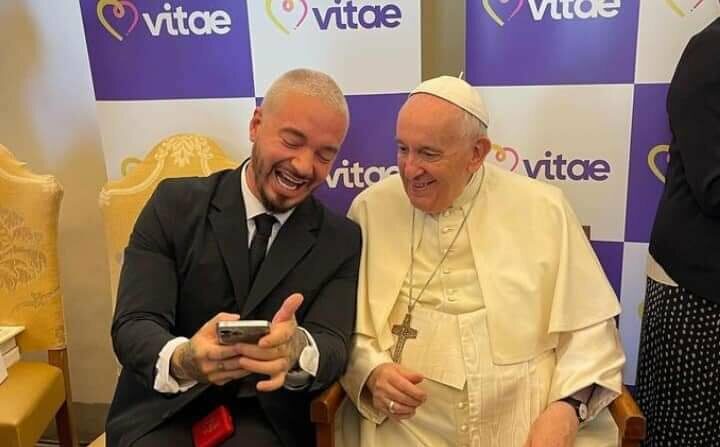 El papa Francisco se reunió el jueves durante más de dos horas con un grupo de artistas entre los que se encontraban el cantante y productor colombiano J. Balvin. Foto: Twitter @Vitae.