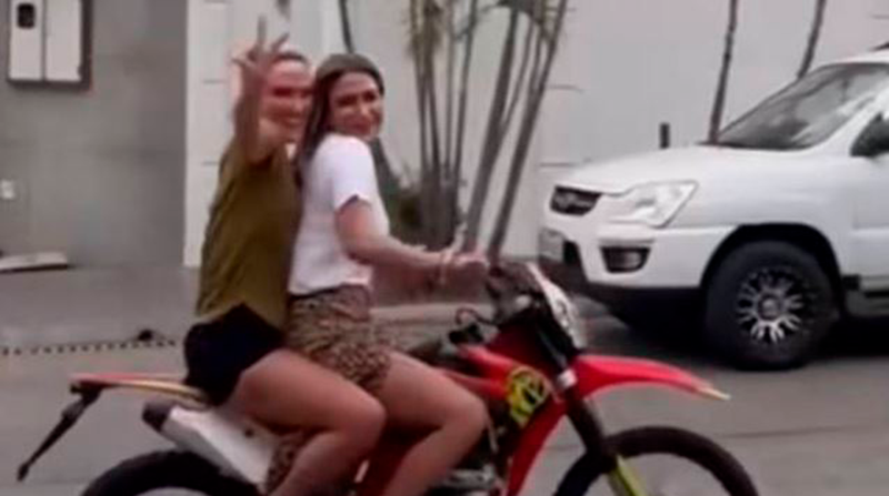 La alcaldesa Cynthia Viteri en motocicleta junta a su hermana. Foto: Captura de pantalla