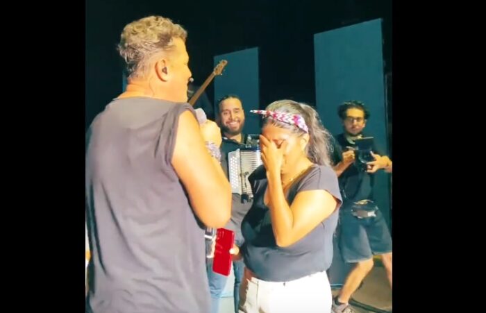 Carlos Vives le cantó feliz cumpleaós a una de sus fanáticas, en Guayaquil. Foto: Captura de vídeo Instagram