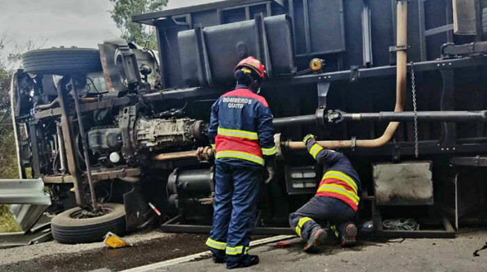 Los Bomberos inspeccionaron la base del camión, luego del volcamiento. Foto: Twitter Bomberos Quito