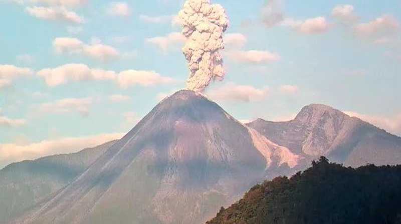 Este jueves, el volcán Reventador expulsó flujo piroclástico, sin reportaron daños. Foto: Twitter Ecu 911