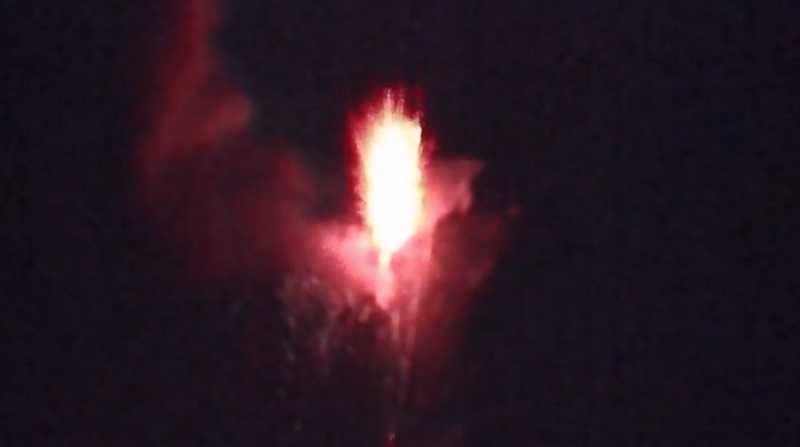 Cámaras captaron el flujo de lava que descendió del volcán Sangay. Foto: Captura de video del ECU 911