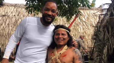 Will Smith visitó el pueblo waoroni y compartió con la comunidad de Bameno en la Reseva Nacional Yasuní, Ecuador. Foto: Waorani Wareka Expeditions