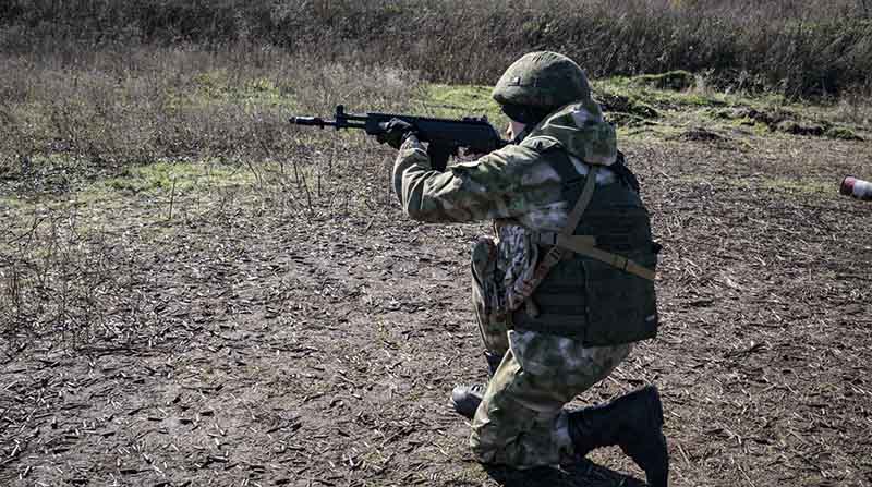 Imagen referencial de un recluta ruso asisten a un entrenamiento de tiro cerca de Donetsk, en Ucrania. Foto: EFE