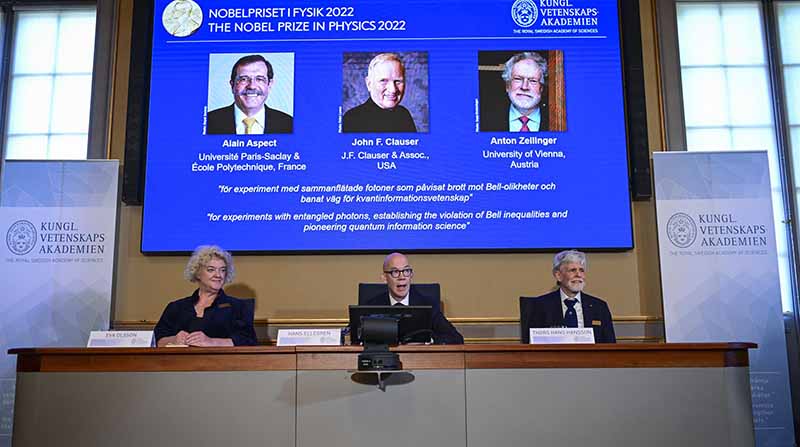 Los científicos Alain Aspect, John F. Clauser y Anton Zeilingier fueron distinguidos con el Premio Nobel de Física 2022 por sus investigaciones sobre el poder de la mecánica cuántica. Foto: EFE