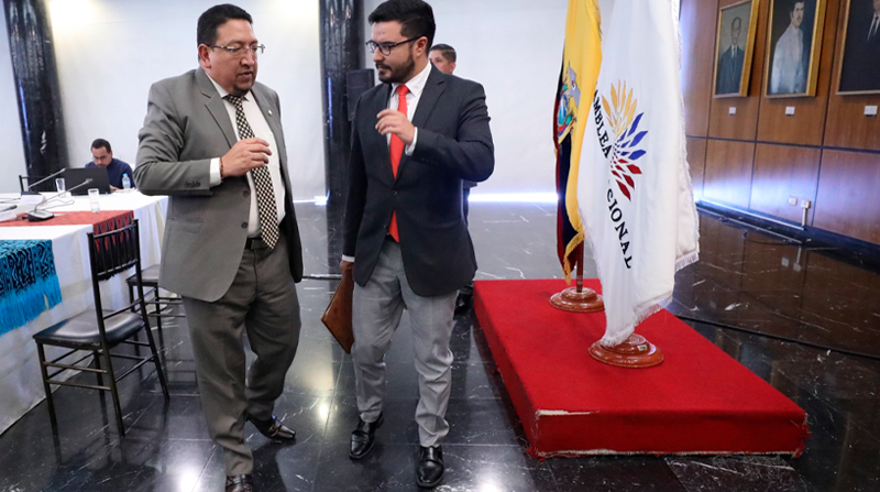 El pasado 5 de octubre, Virgilio Saquicela entregó el anteproyecto de la Ley, producto de los acercamientos entre los dos poderes del Estado. Foto: Fernando Sandoval / Asamblea Nacional