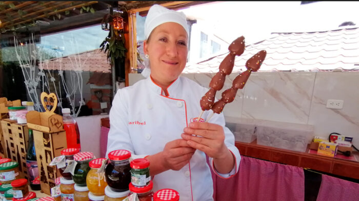 Maribel Valle, propietaria de Dulcifresa, tiene 50 variedades de mermeladas. También oferta postres y frutas bañadas con chocolate. Foto: Modesto Moreta / El Comercio