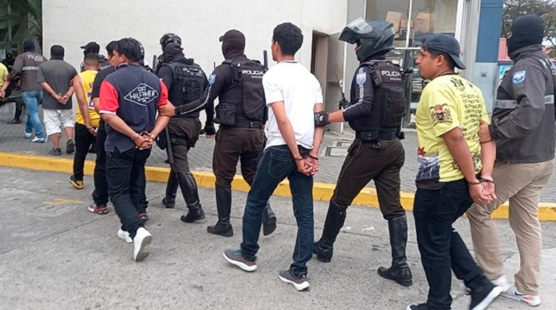 Dinased capturó a ocho personas, miembros de una presunta banda dedicada a la extorsión, en Esmeraldas Libre, al sur de Guayaquil. Foto: Cortesía Policía Nacional