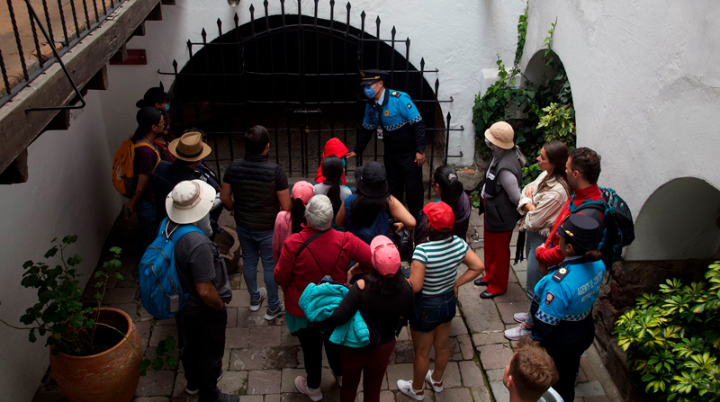 Los guías metropolitanos le contarán la historia de las fachadas y son los encargados de transportar en la historia de Quito a los turistas nacionales y extranjeros. Foto: Diego Pallero / El Comercio