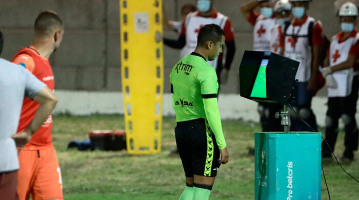 Los referís tuvieron una deficiente actuación en el choque entre Liga de Quito y 9 de Octubre, inclusive cuando el partido contó con VAR. Foto: Twitter