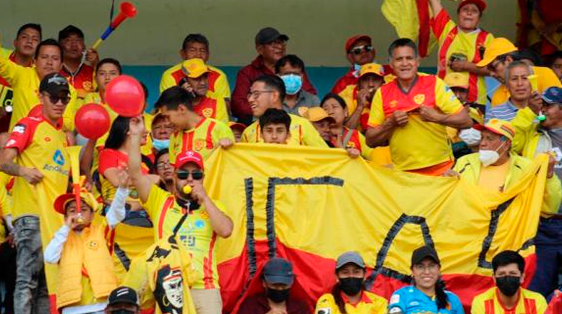 Afición de SD Aucas en el partido que enfrentó a su equipo como visitante ante Cumbayá. Foto: Twitter @Aucas45