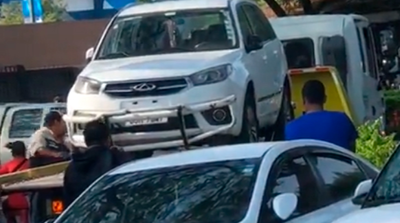 Agentes de la ATM se llevaron los autos mal estacionados en las inmediaciones del concierto de Daddy Yankee. Foto: Captura